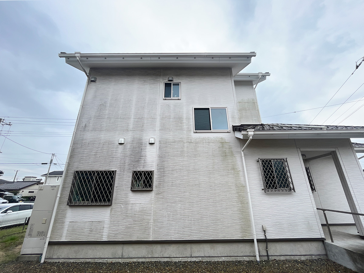 【塗装後3~5年経過】藻やカビでこのように汚れてしまいます