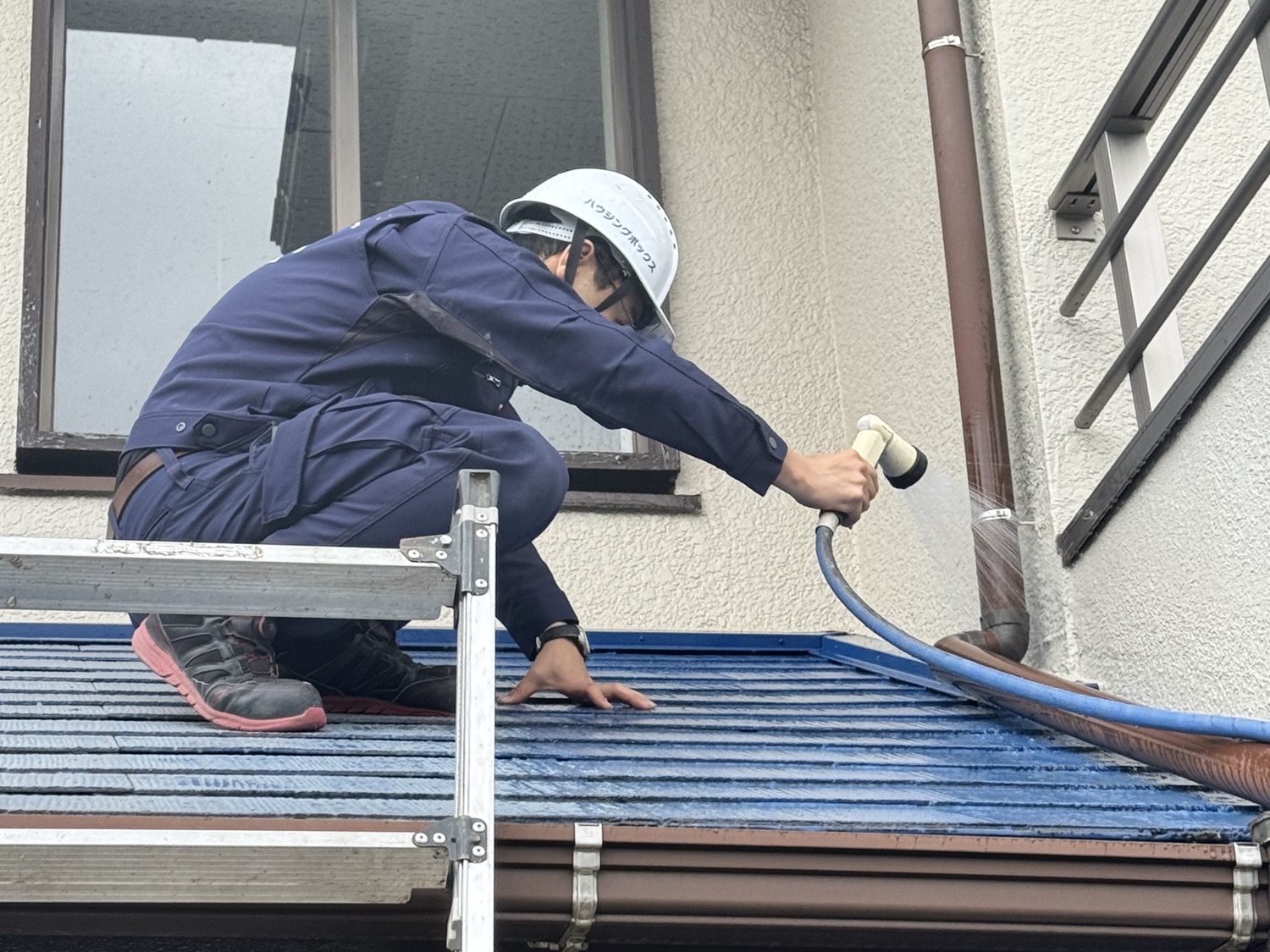 外壁に水をかけて浸入経路を確かめる放水テストの様子