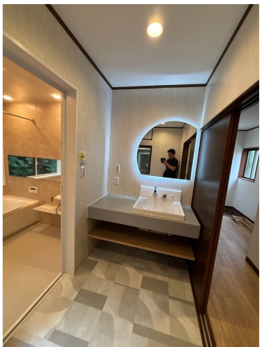 前衛的かつ生活感を追求したトイレや洗面所のリフォーム事例