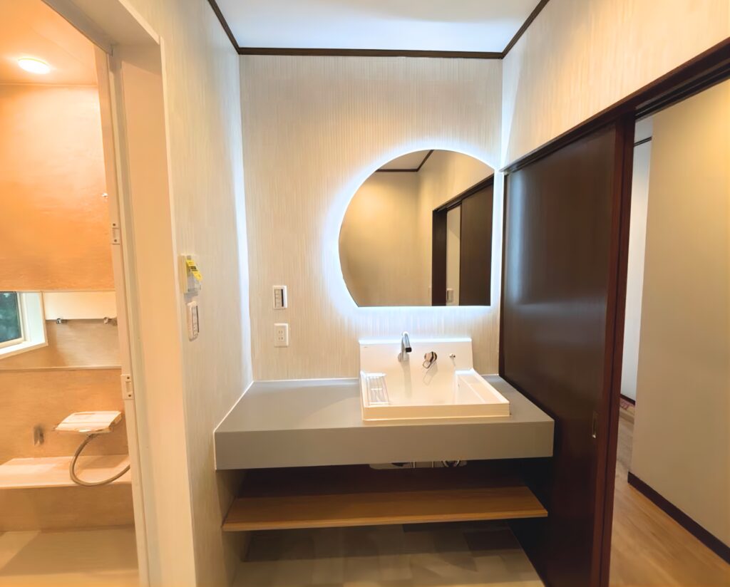 前衛的かつ生活感を追求したトイレや洗面所のリフォーム事例