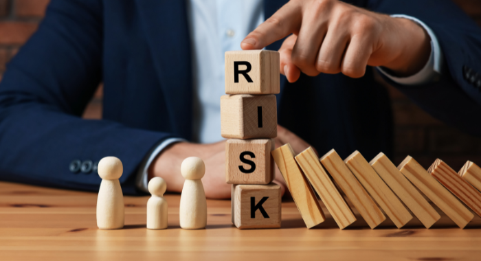 「RISK」と印刷された積み木
