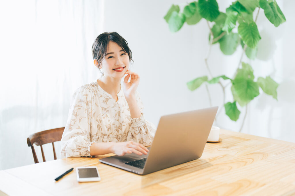 インターネット検索をする女性