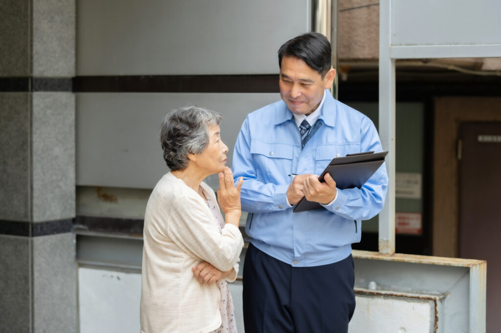 外壁塗装業者の男性