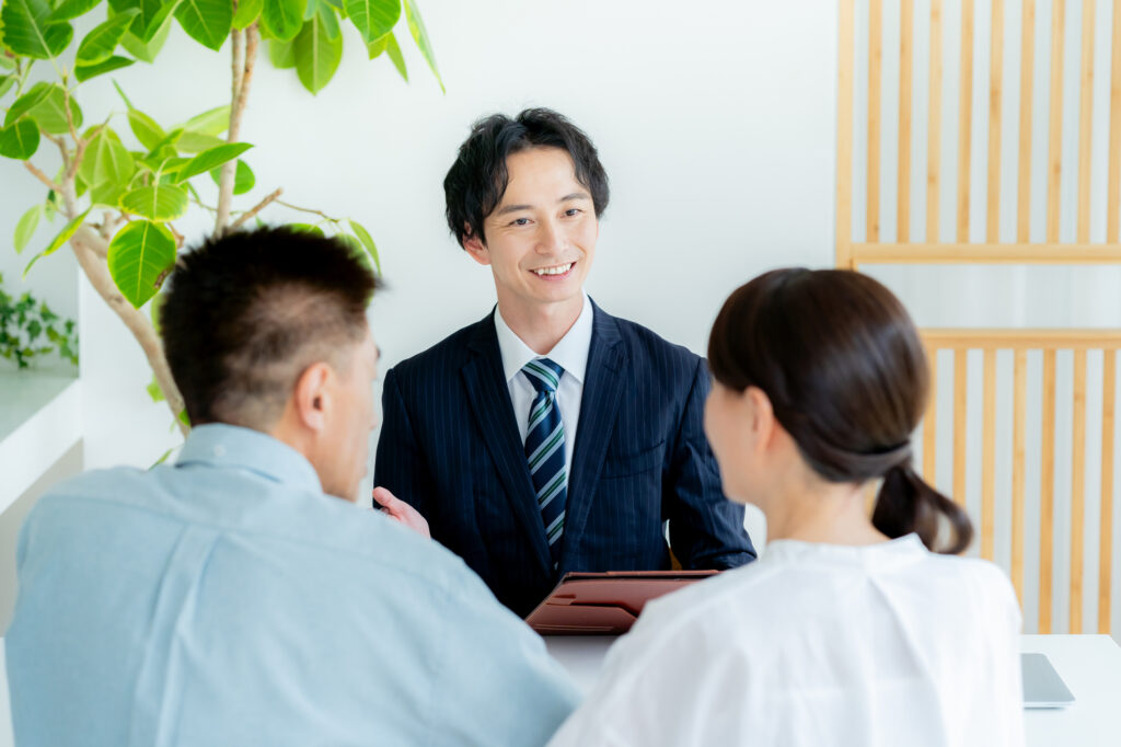 ヒアリングをする男性