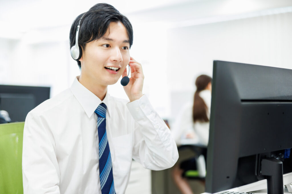 電話対応する男性
