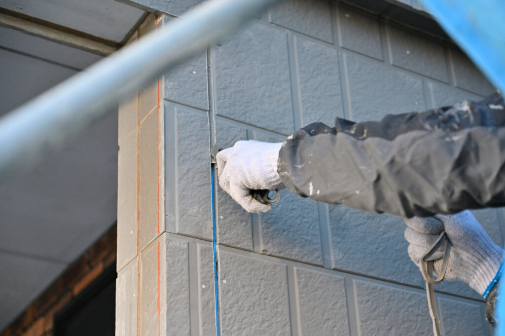 外壁塗装をする男性