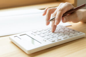 リフォーム見積書の差額を計算する女性