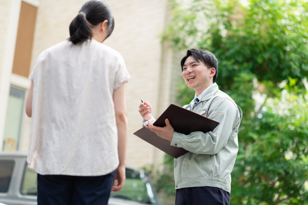 外壁塗装業者の男性