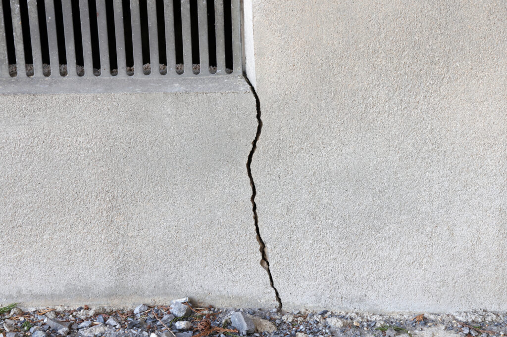 地震による外壁塗装のひび割れ