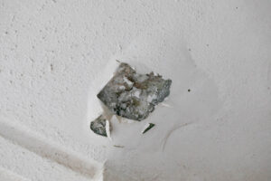 壁紙が剝がれる天井