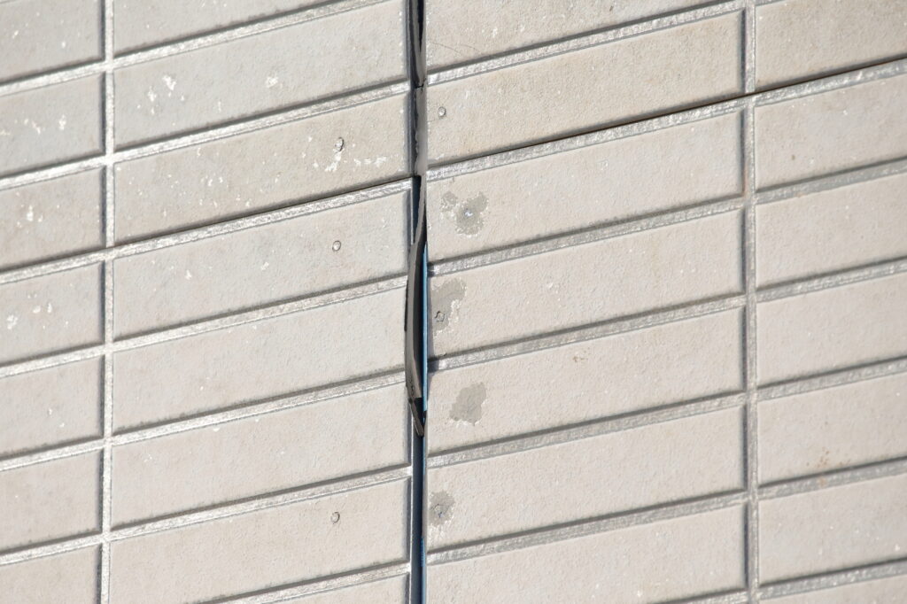 コーキングのひび割れ