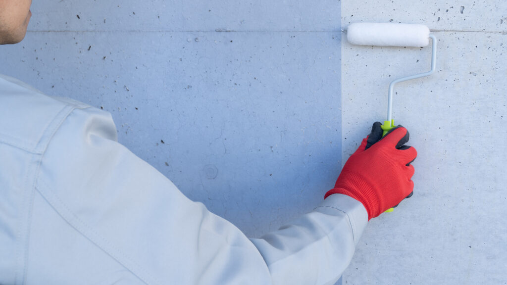 外壁塗装をする男性