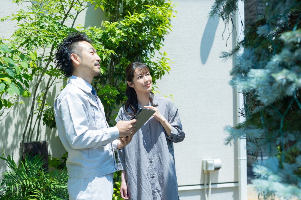 打ち合わせをする外壁塗装業者