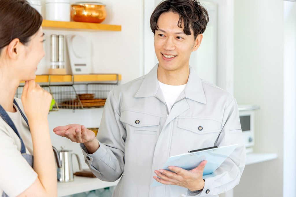 水漏れ修理について説明している男性