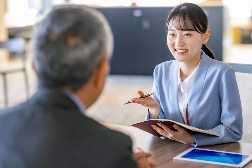 手続きの説明を受ける男性