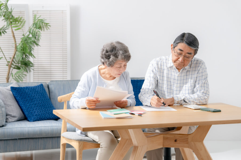 介護保険の住宅改修を申請する夫婦