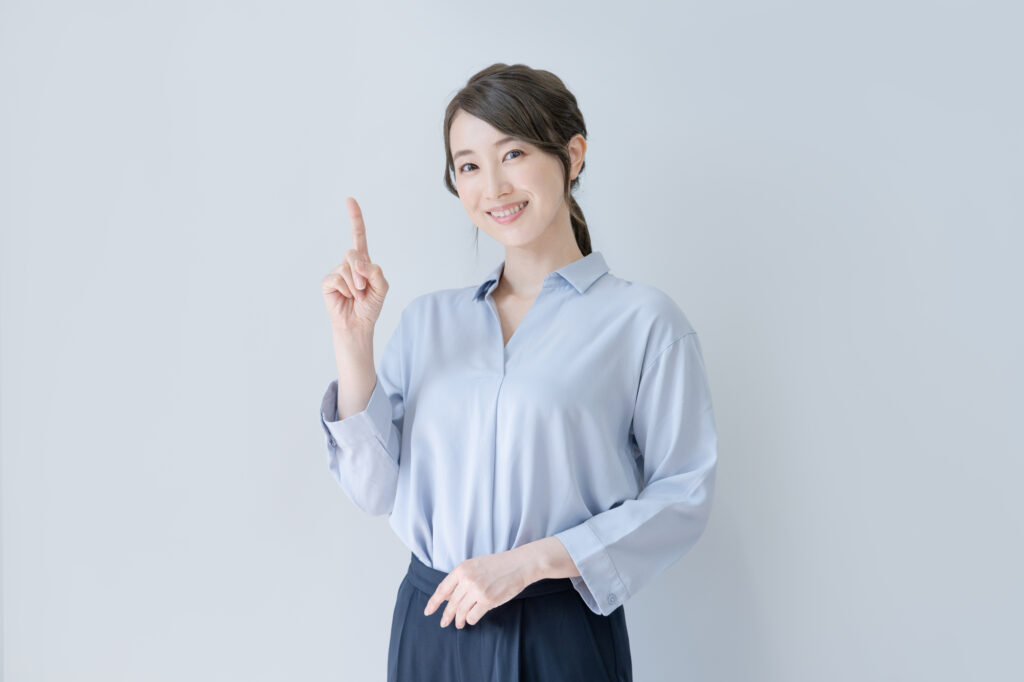 業者選びのポイントを説明している女性