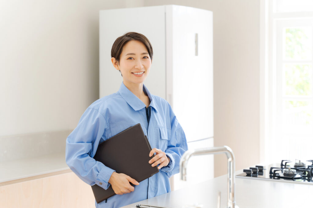 水漏れ修理の費用を抑えるポイントを説明している女性