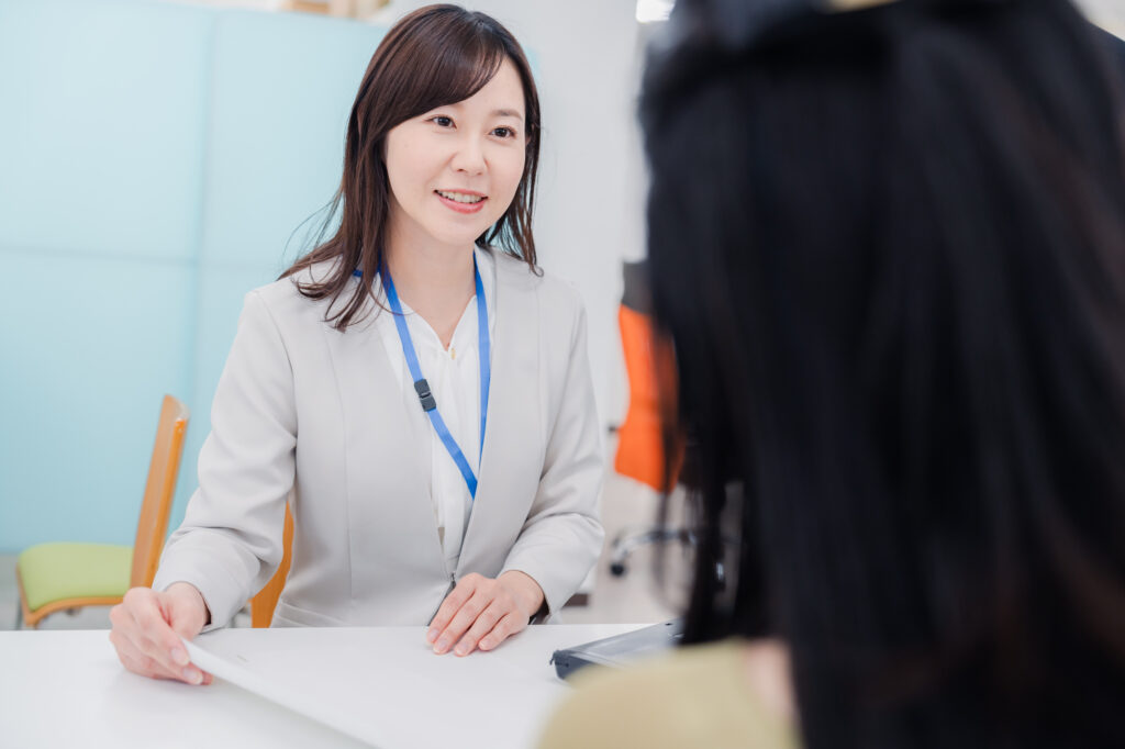 佐倉市役所の窓口の女性