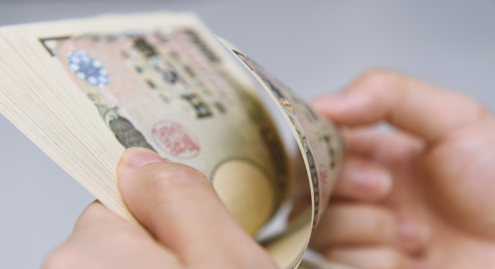 お金を数える人