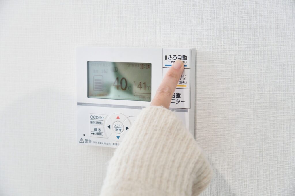 給湯器を操作する女性
