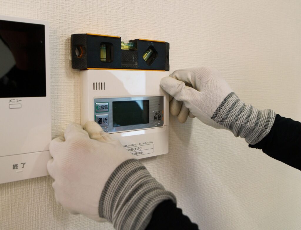 給湯器を設置する様子