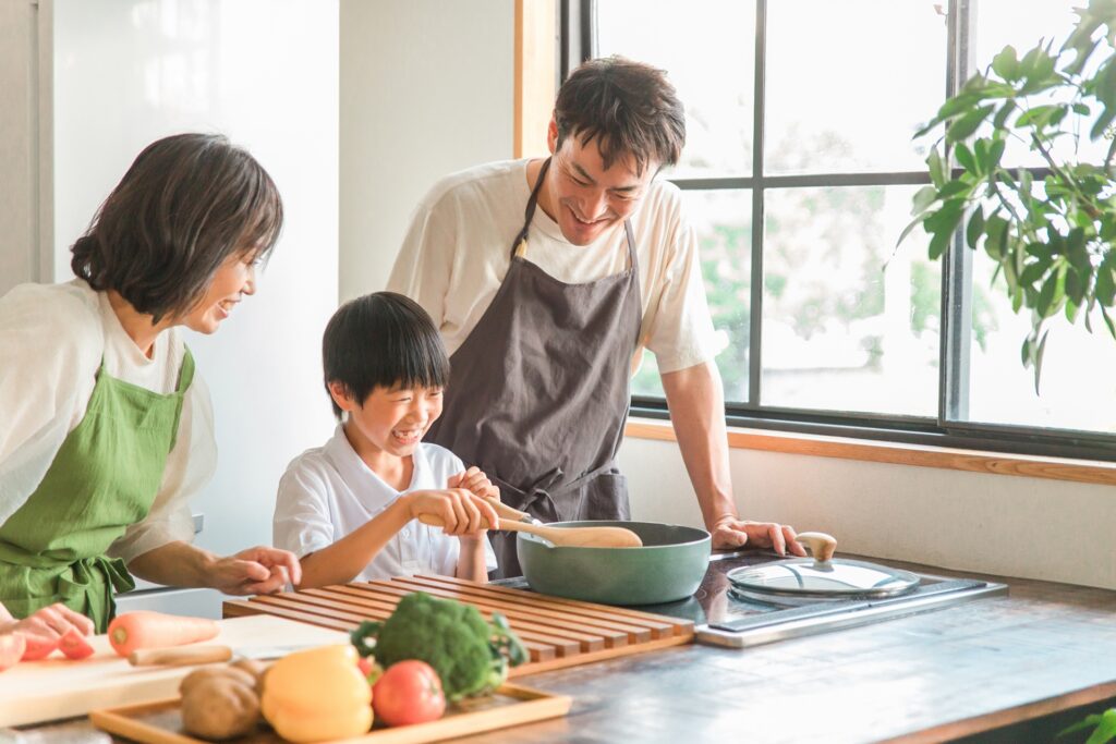 料理を楽しむ家族