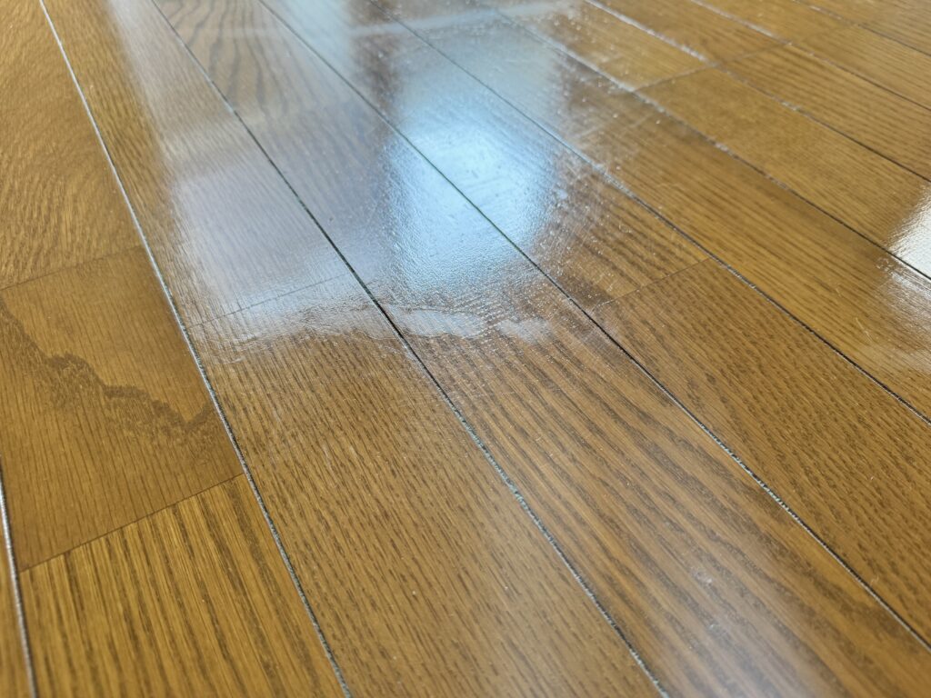 床上浸水から1か月以上たって、フローリングの目地に出たカビ