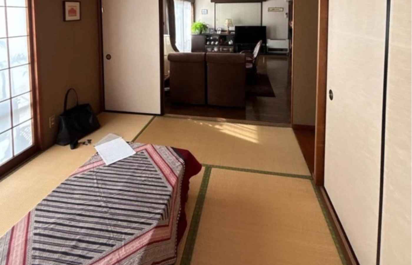 障子と襖に囲まれた畳の部屋にこたつらしき座卓が置かれた、寝室に変える前の1階の和室