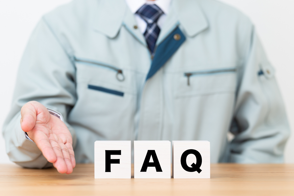 洗面所リフォームのよくある質問に答える作業着姿の人と、「FAQ」と並んだ文字ブロック