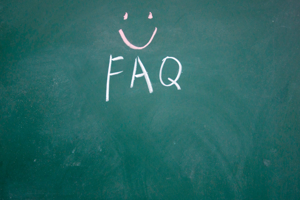 黒板にチョークで書いた「FAQ」とにっこり顔が、床暖房の後付けに関する質問コーナーの目印