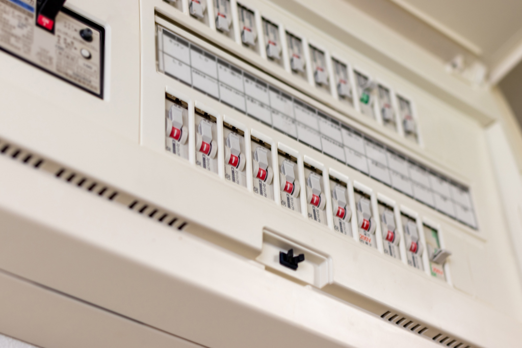 小さなブレーカーが並ぶ住宅の分電盤。専用回路を増やせる枠が残っているかを確かめる箇所