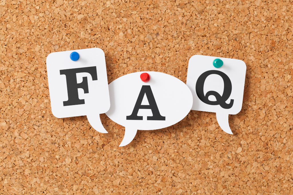 コルクボードにピンで留めた吹き出し形のFAQの文字。補助金や依頼先の疑問に答える章の入口