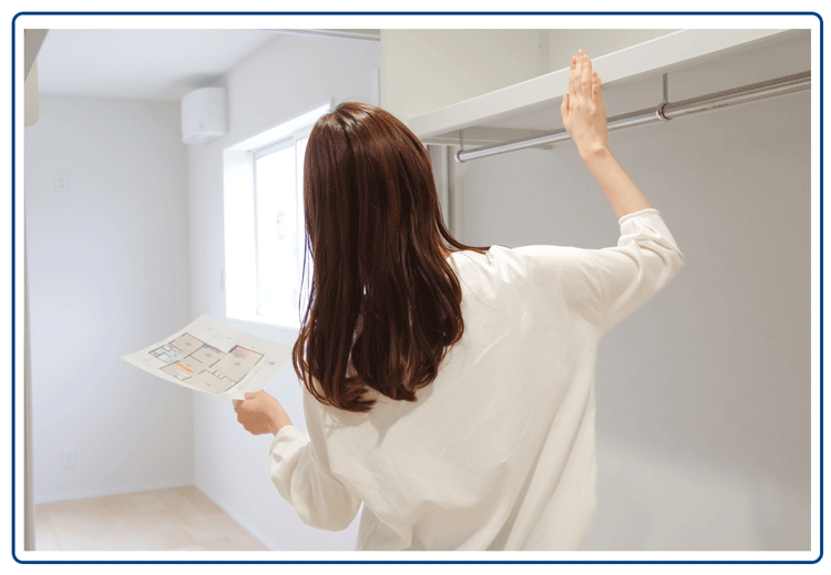 中古住宅の内見をする女性